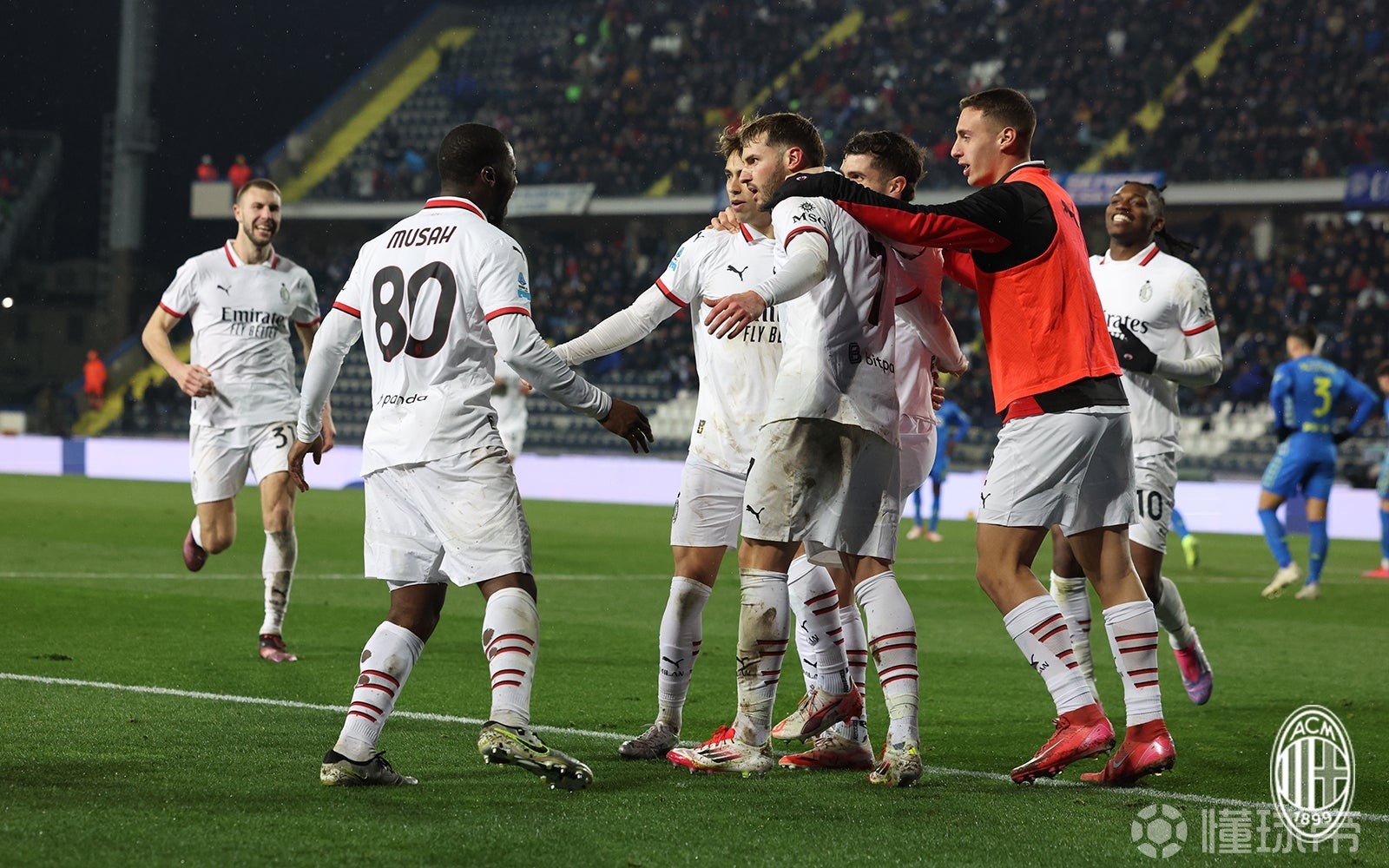 进攻组合默契十足，连续攻破对手球门