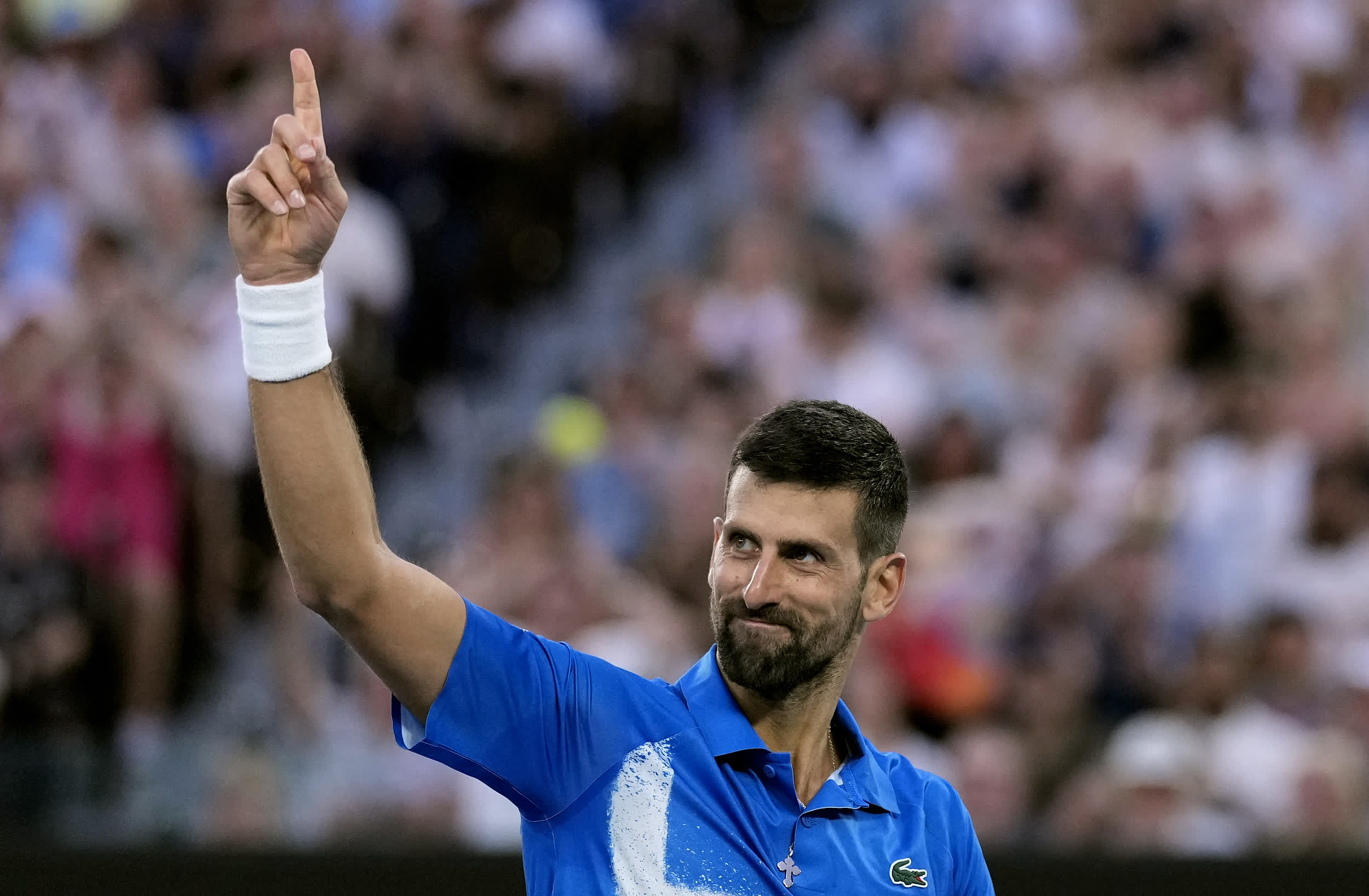 德约科维奇重返赛场，重要助攻首场状态出色，雄鹿观众沸腾！